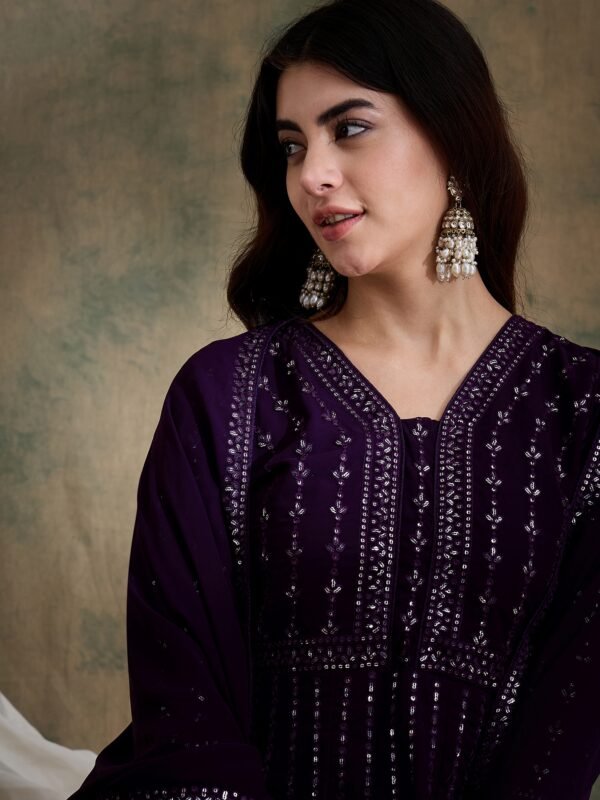Elegant Green Embroidered Anarkali Gown with V Neck & Lace Dupatta